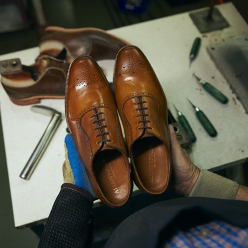 Allen Edmonds artisan dans le studio Port Washington